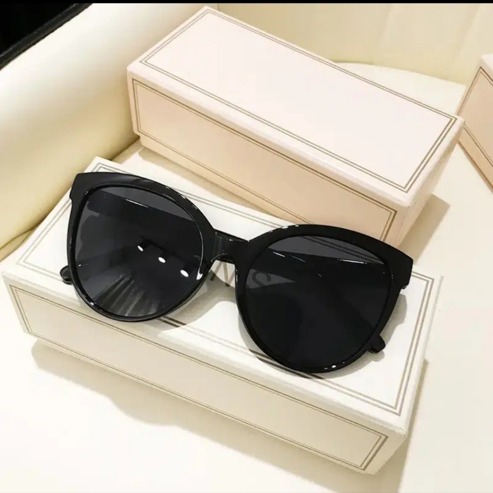 Oversized Cat Eye Sunglasses - UV Protection for Outdoor & Driving.